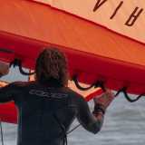 Il surfista oltre a �pompare� la vela tramite delle maniglie...